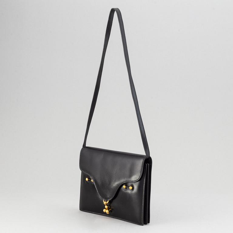 Hermès, a vintage leather bag.