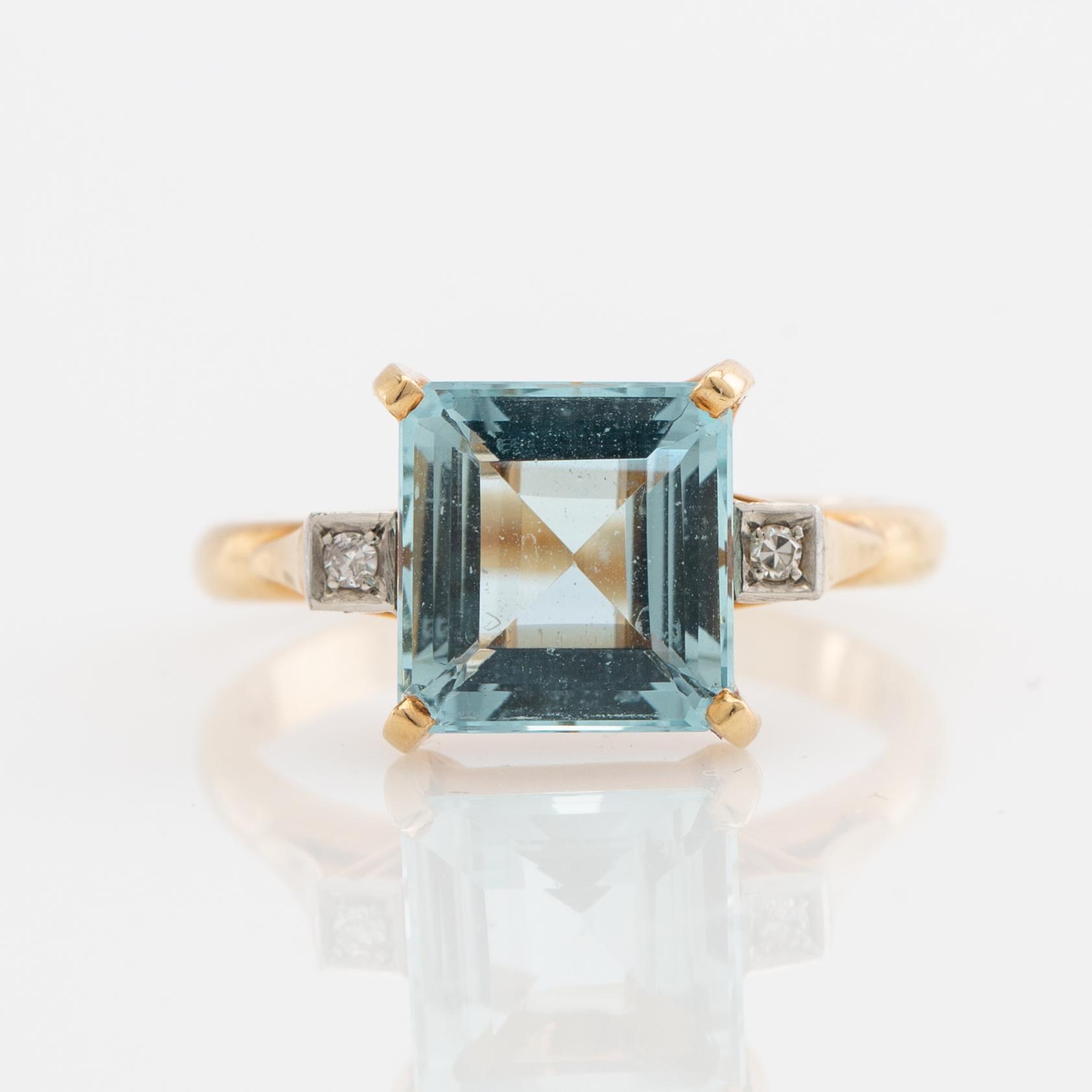 Ring, 18K gold with aquamarines and diamonds.
