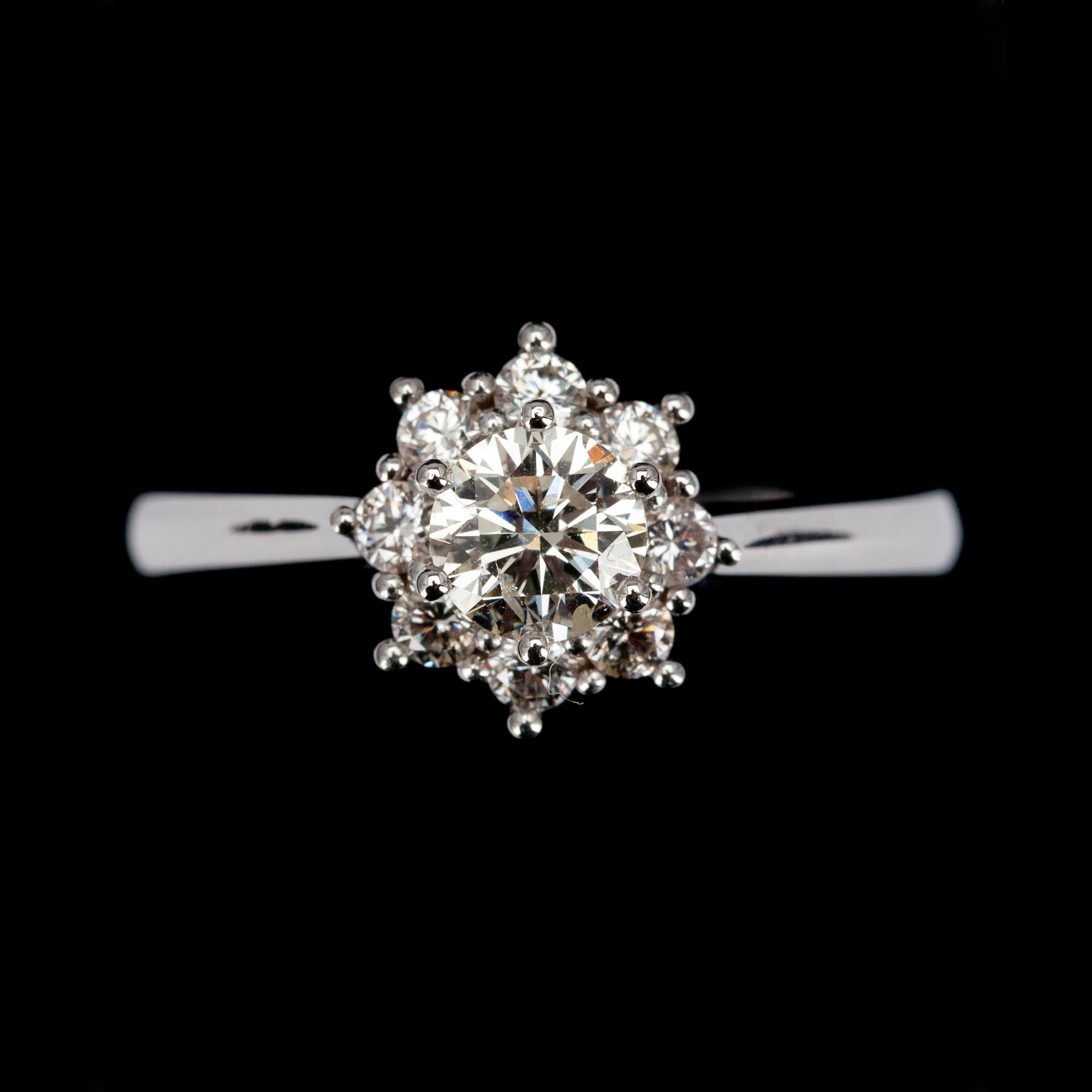 RING, vitguld 18K, briljantslipade diamanter, mittsten 0,46 ct, sidostenar tot. 0,29 ct. Intyg 212.