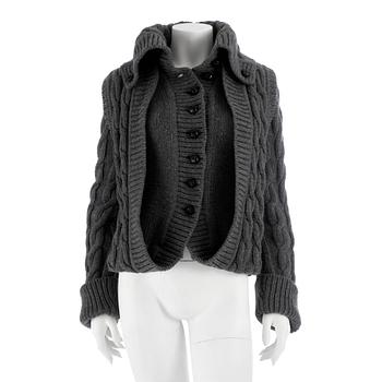 656. ALEXANDER MCQUEEN, a grey wool cardigan. Size s.