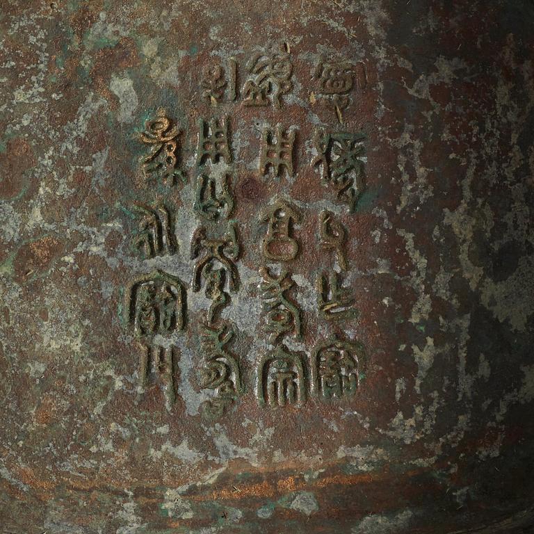 A large archaistic bronze hu, presumably Ming dynasty (1366-1644). Archaistic writing to base.