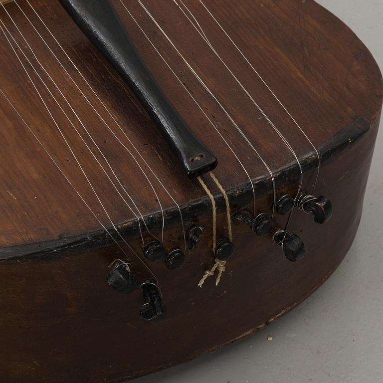 PSALMODIKON samt två stråkar, musikinstrument, 1800-tal / sekelskiftet 1900 Sverige.