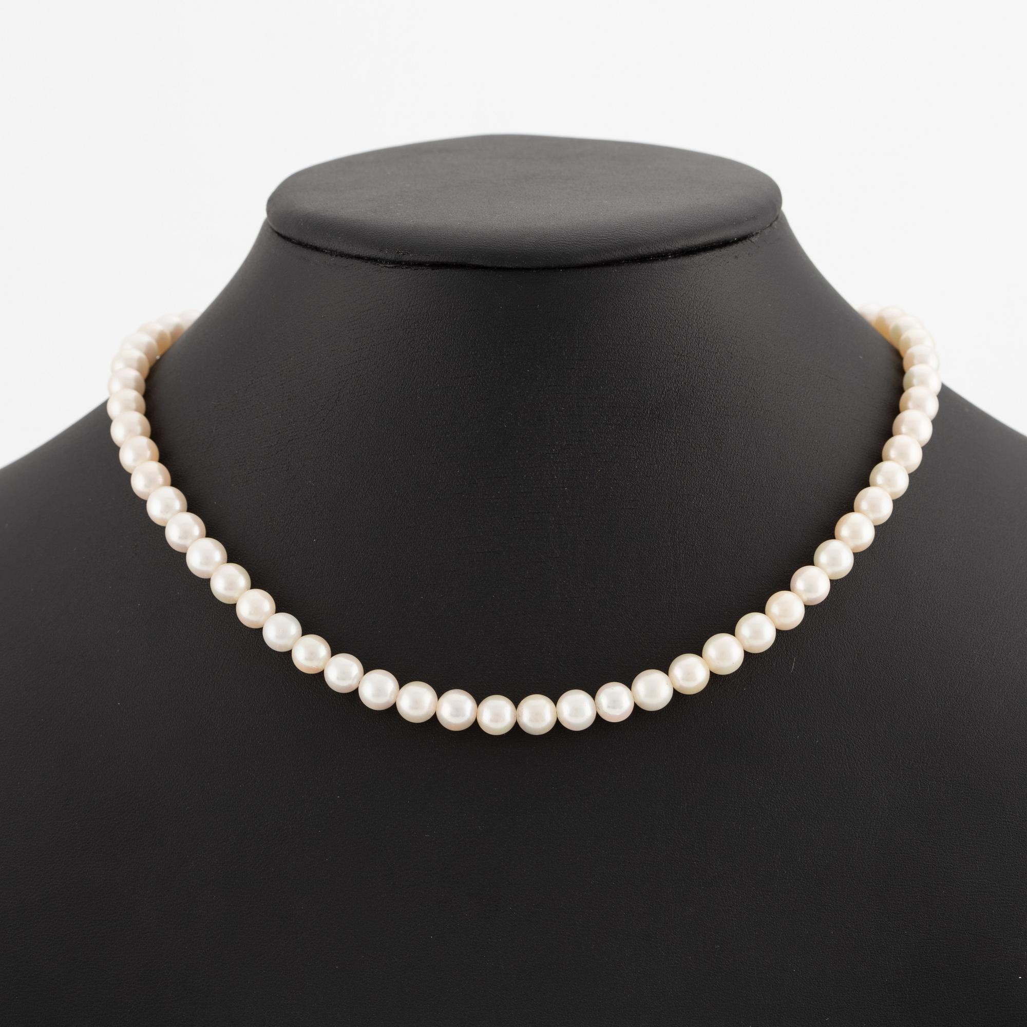 Cultured pearl necklace with 18K gold clasp.