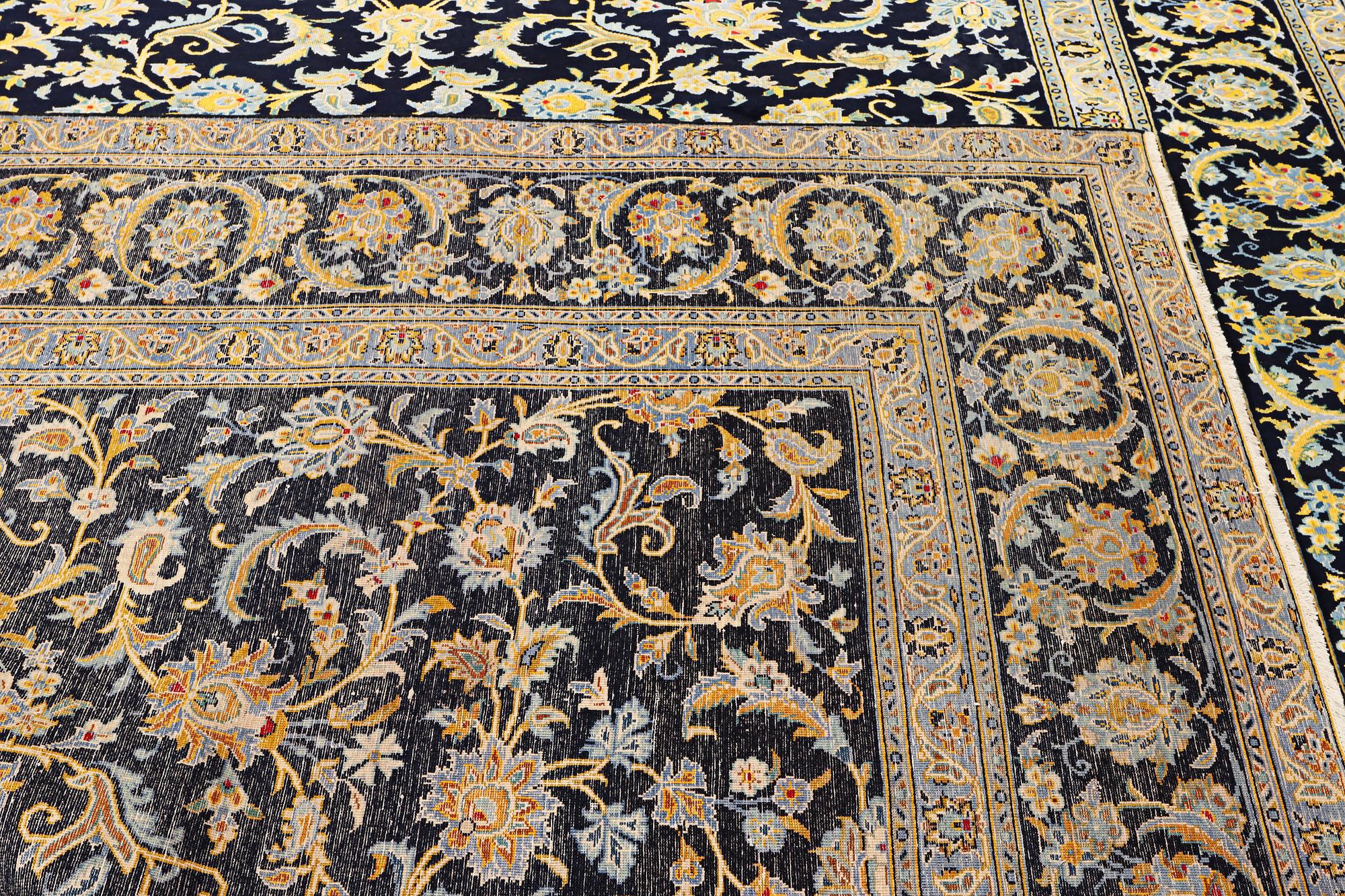 A Kashan carpet, a. 385 x 287 cm.