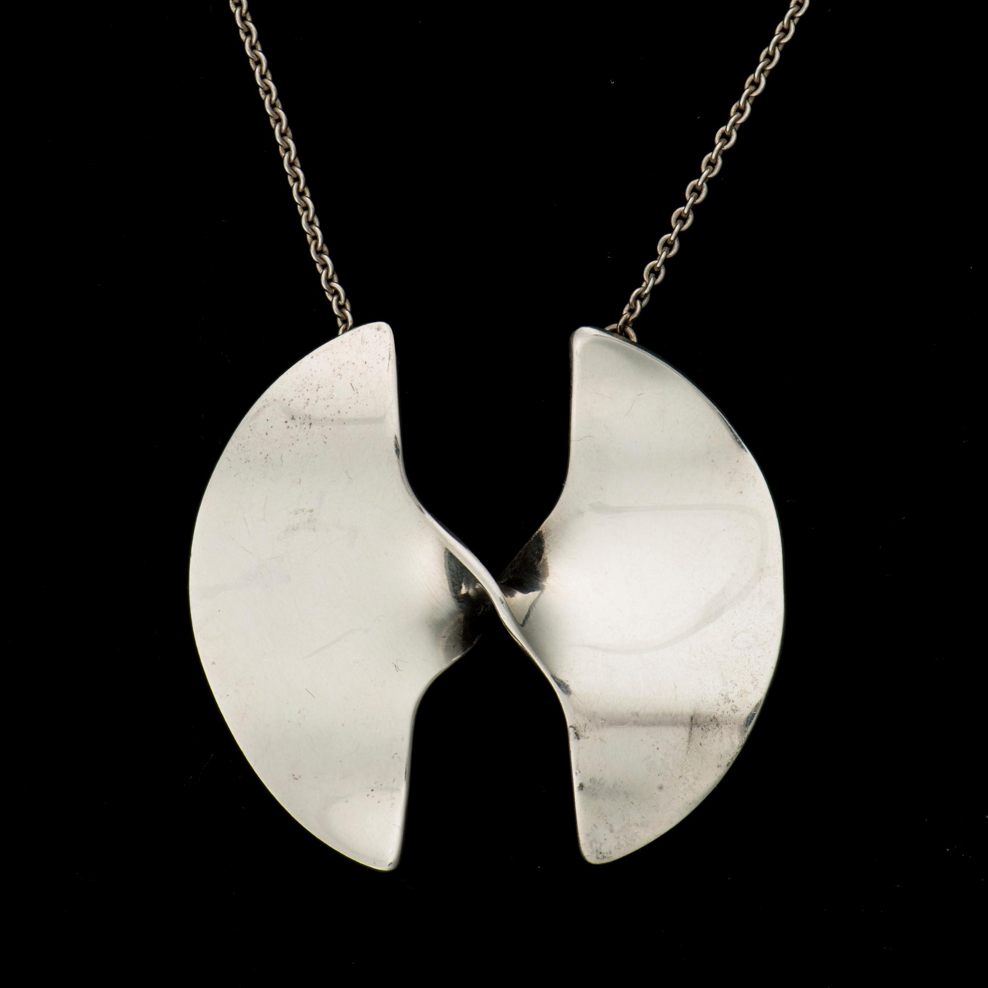 HALSSMYCKE, silver, Pekka Piekäinen, Auran Kultaseppä, Åbo 1978. Vikt 27,4 g.