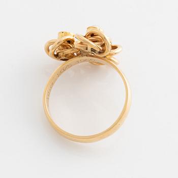 Ring and a pair of earrings, 18K gold with pearls.