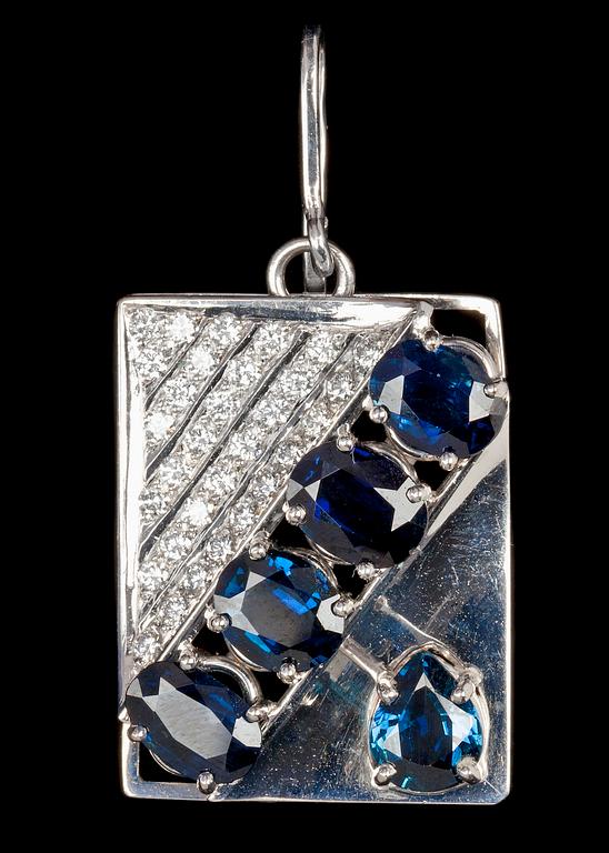 HÄNGE, fem blå safirer med briljantslipade diamanter, tot. ca. 0.60 ct.
