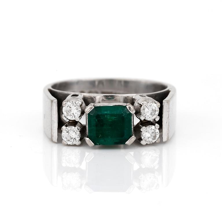 RING med smaragdslipad smaragd, ca 0,56 ct och briljantslipade diamanter, totalt ca 0,20 ct.
