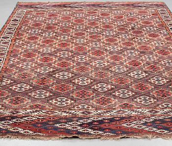 A carpet, an antique Chodor main carpet, Turkmenistan, ca 377-381,5 x 233-240 cm (as well as  2-2,5 cm flat weave.