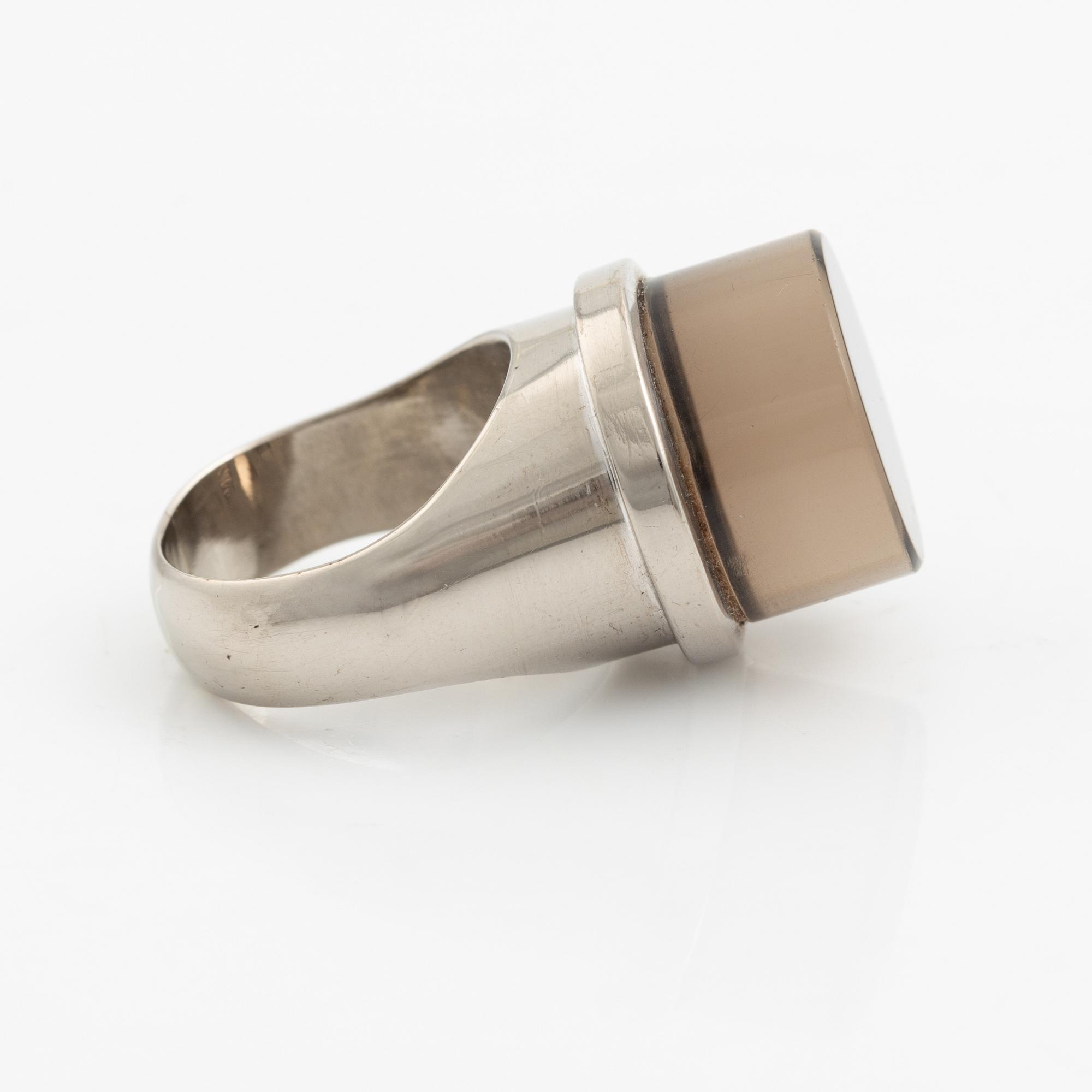 Sigurd Persson, ring, 18K vitguld med rökkvarts, Stockholm 1963.