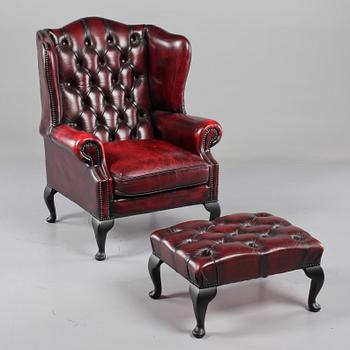FÅTÖLJ samt FOTPALL, Chesterfield-modell, modern tillverkning.