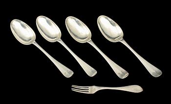 SKEDAR, 4 st samt GAFFEL, silver, omkring 1800. Vikt 210 g.