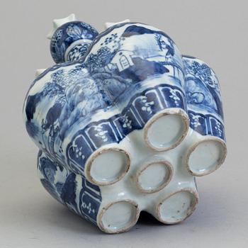 A Chinese blue and white porcelain tulip vase, Qing dynasty, Guangxu (1874-1908).