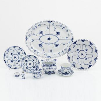 Royal Copenhagen, servisdelar, 28 delar, porslin, "Musselmalet", Danmark.