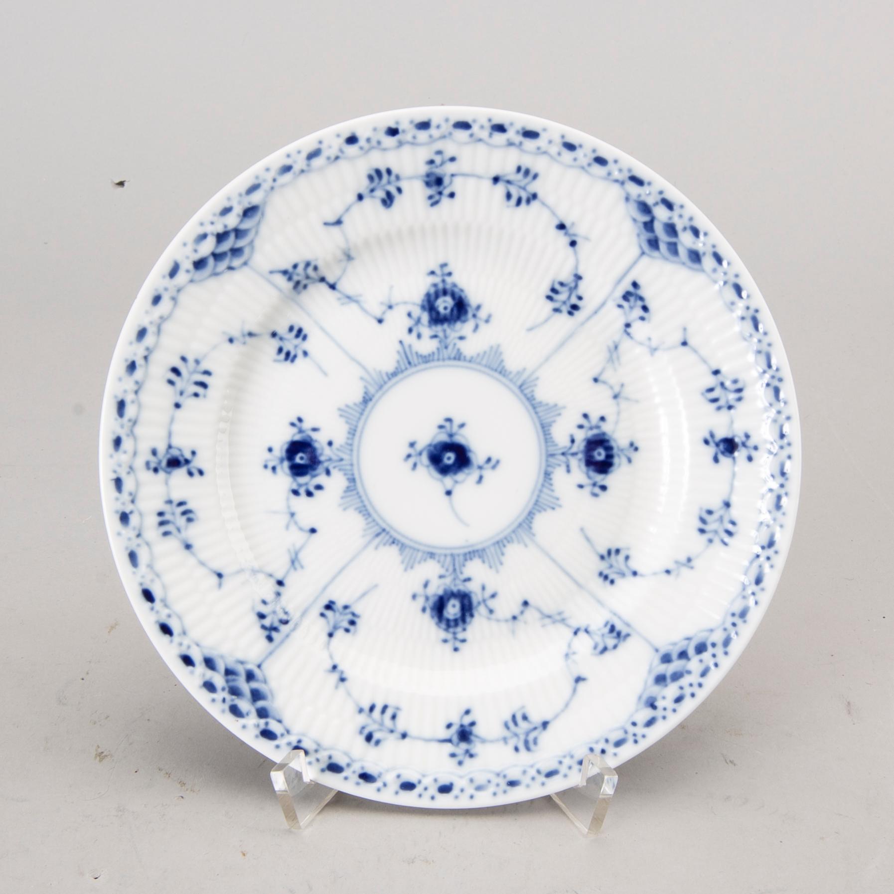 SERVISDELAR, porslin, 59 delar, "Musselmalet, halvblond", Royal Copenhagen.