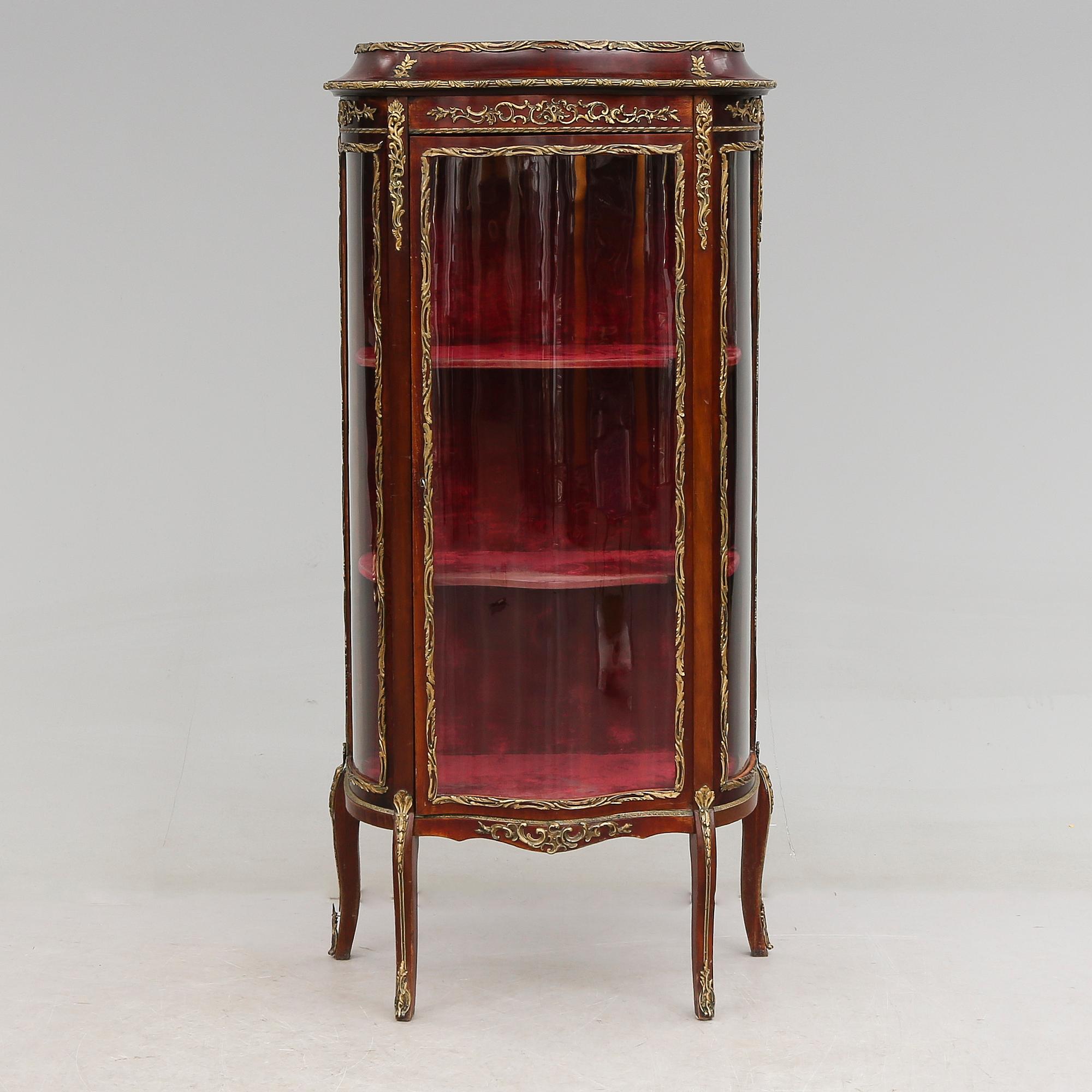 VITRINSKÅP, 1900-talets första hälft.