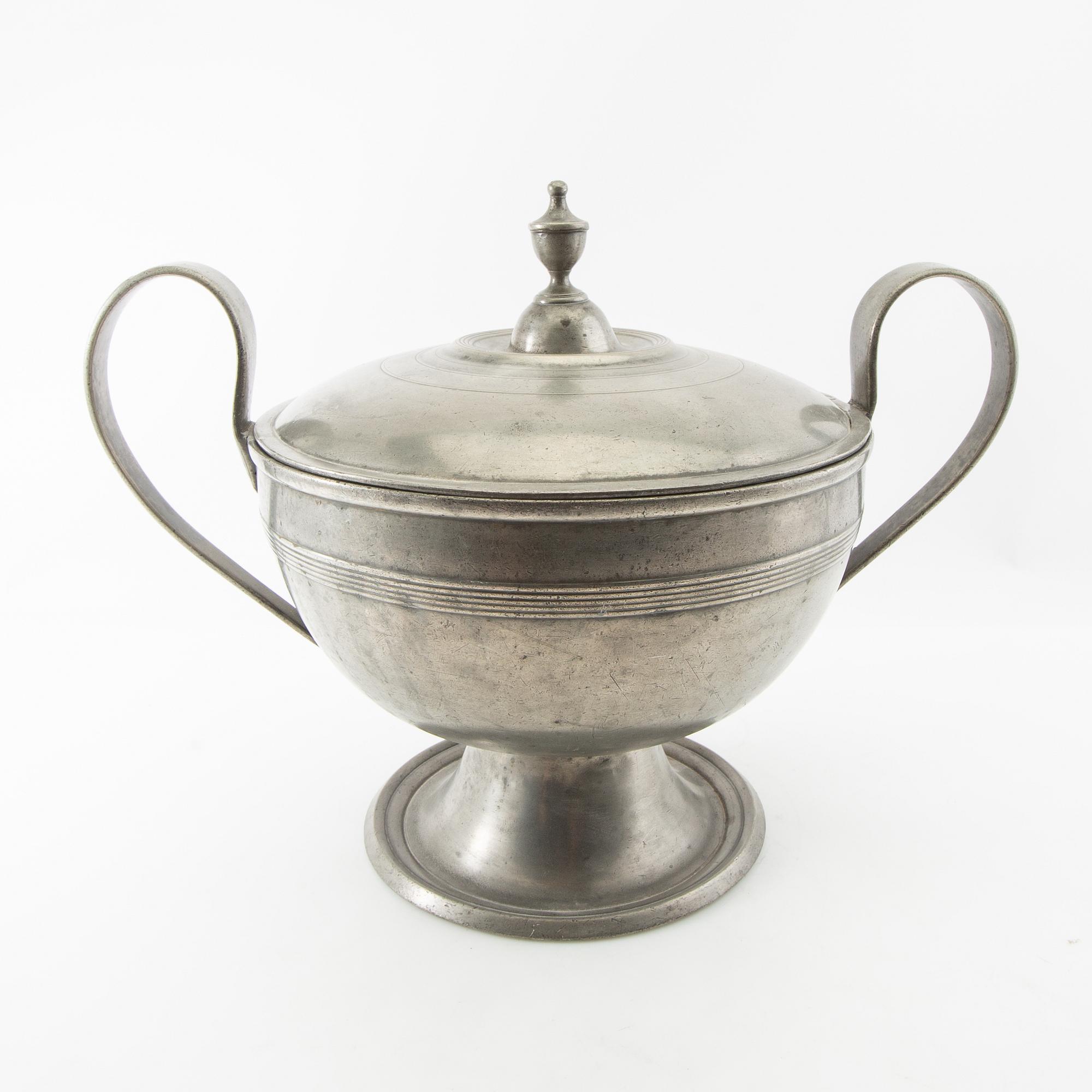 Tureen with lid, second half of the 1800s, possibly Germany.