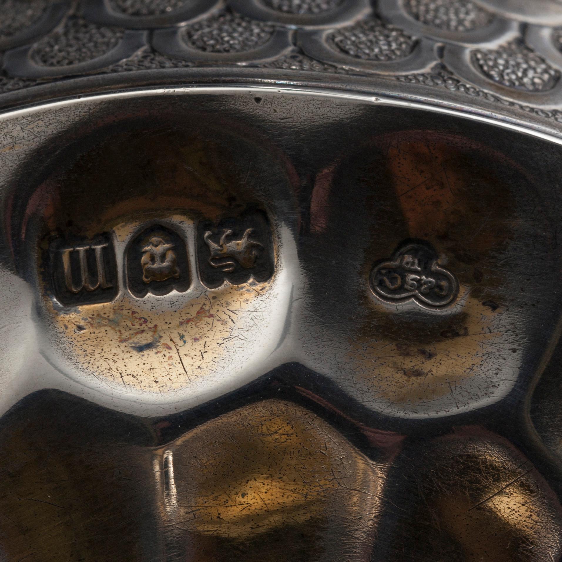 SKÅL PÅ FOT, silver, London 1907. Vikt 338,6.