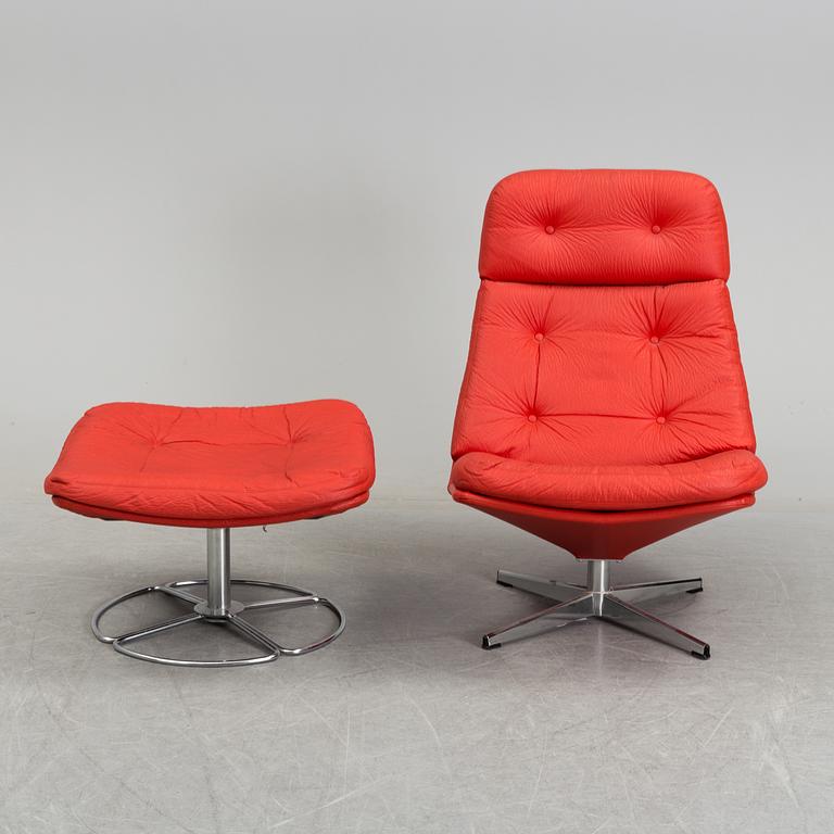 FÅTÖLJ SAMT FOTPALL, troligen 1960 / 70-tal.