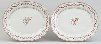 A set with two vegetable tureens with covers and two large serving dishes, Qing dynasty, Qianlong (1736-95).