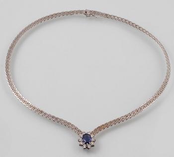 COLLIER, 18K vitguld med ovalslipad blå safir samt 10 briljantslipade diamanter ca 0.50 ct, importstämplat. Vikt 19,1 g.