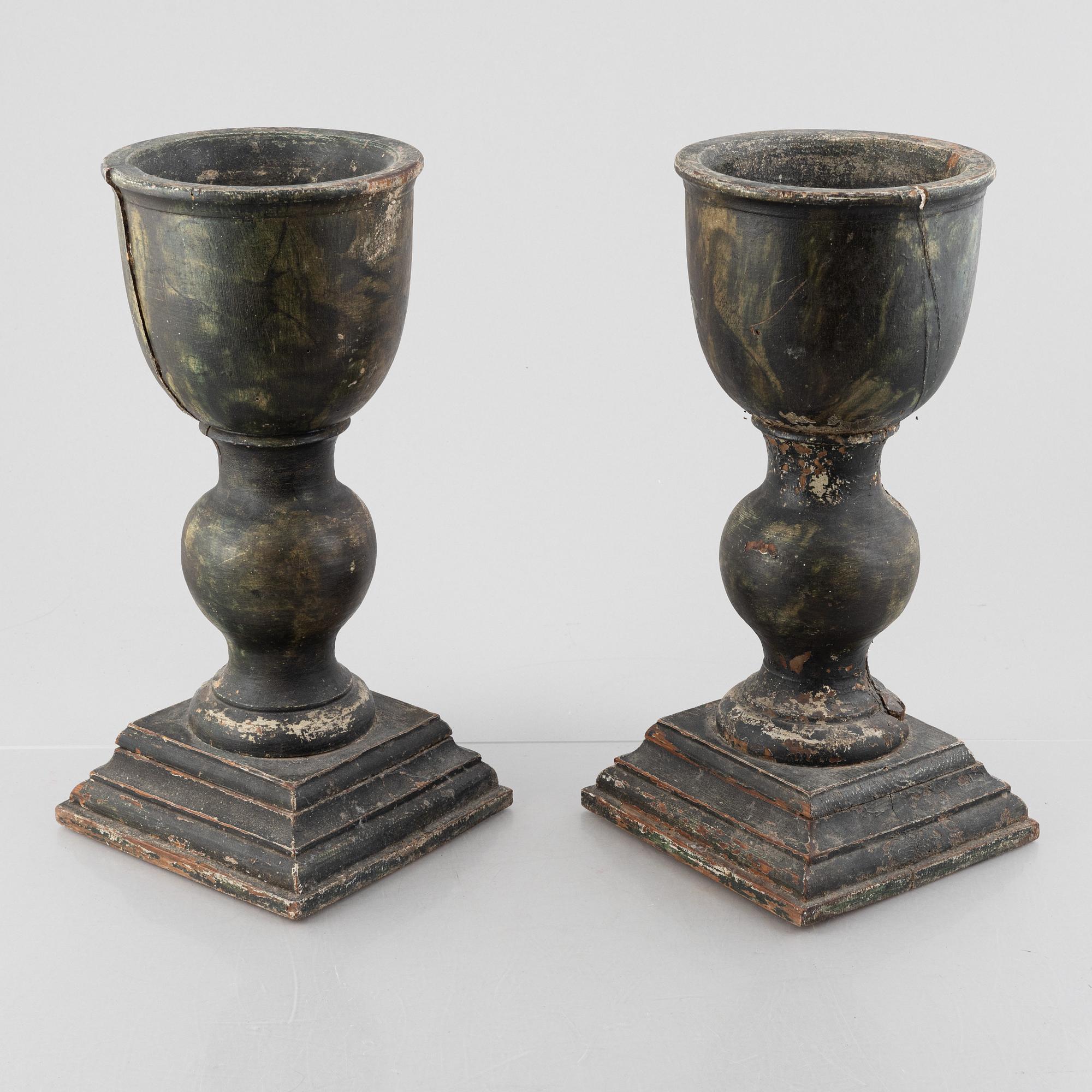 Urnor, ett par, omkring år 1700. Barock.