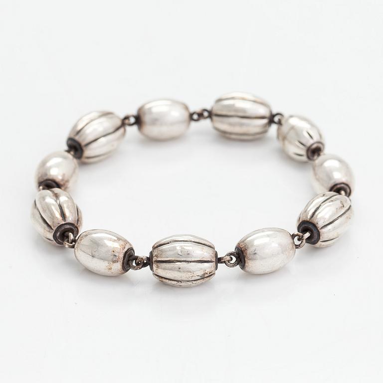 A set of sterling silver "Halikko treasure" necklace, bracelet, ring and earrings. Kalevala Koru, Helsinki 1975 and 1975.