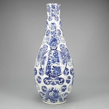 GOLVVAS, porslin, Japan, 1800-talets andra hälft.