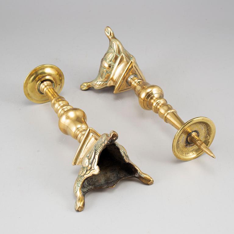 LJUSSTAKAR, ett par, brons, 1600-tal.