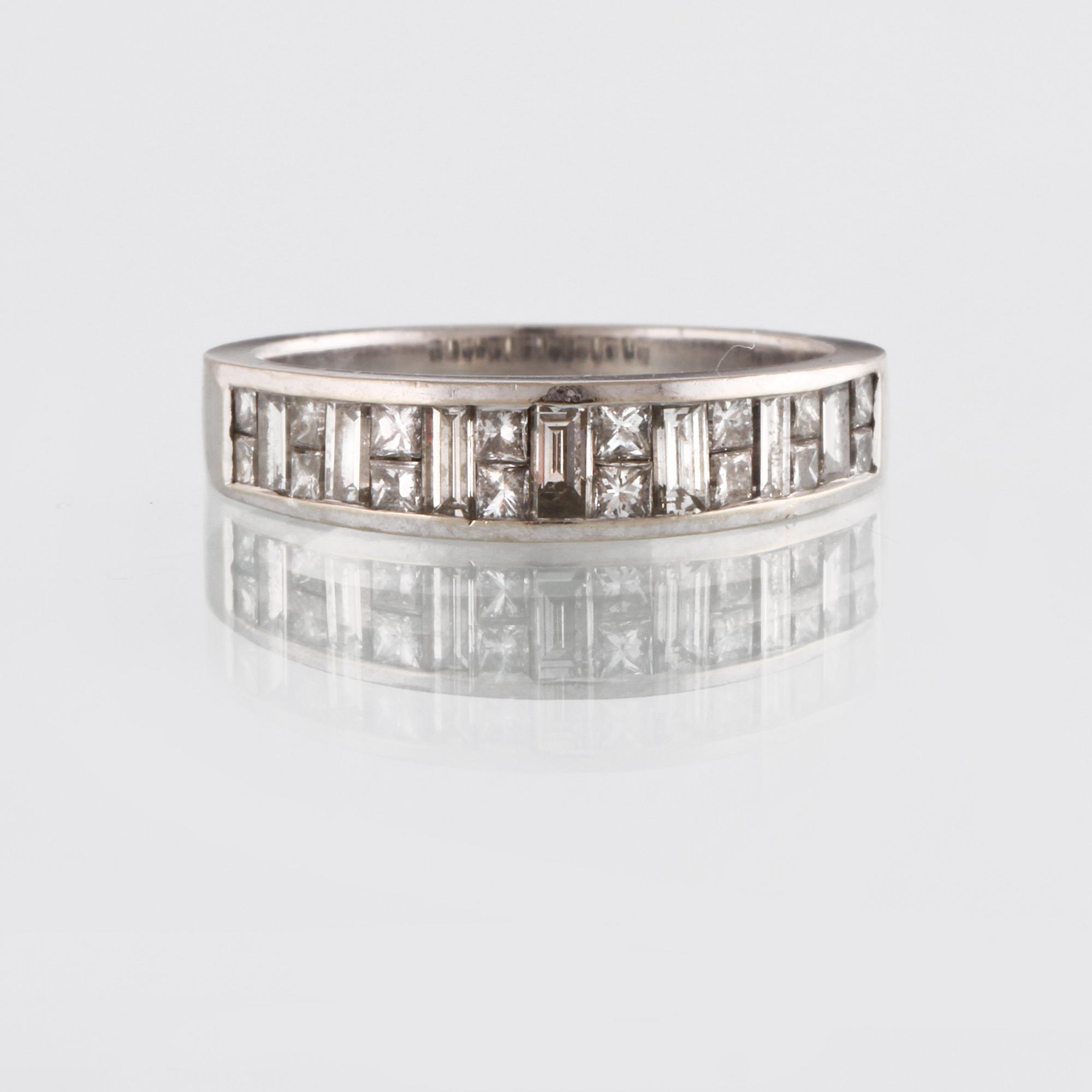 RING, 18K vitguld med prinsesslipade diamanter ca 1.40 ct. Vikt 3,9 gram.