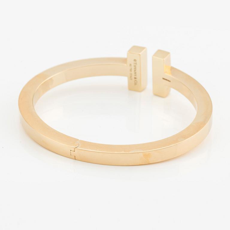 An 18K gold Tiffany & Co bracelet "Tiffany T"  with round brilliant-cut diamonds.