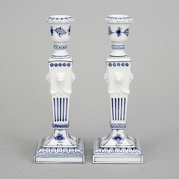 LJUSSTAKAR, ett par, porslin, "Musselmalet", Royal Copenhagen, 1900-tal.