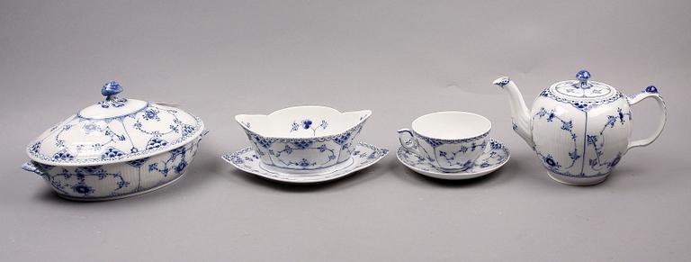 MAT-, TE- OCH KAFFESERVIS, 65 delar, porslin, "Musselmalet", Kunglig dansk.