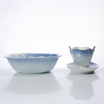 A 62 piece "Måsen" service, Bing & Grøndahl.