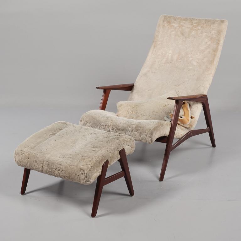 FÅTÖLJ med FOTPALL, 1900-talets mitt.