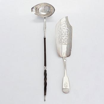 Solomon Hougham, bålslev, London 1805, och Samuel Hayne & Dudley Cater, fiskspade, London 1846, sterling silver.