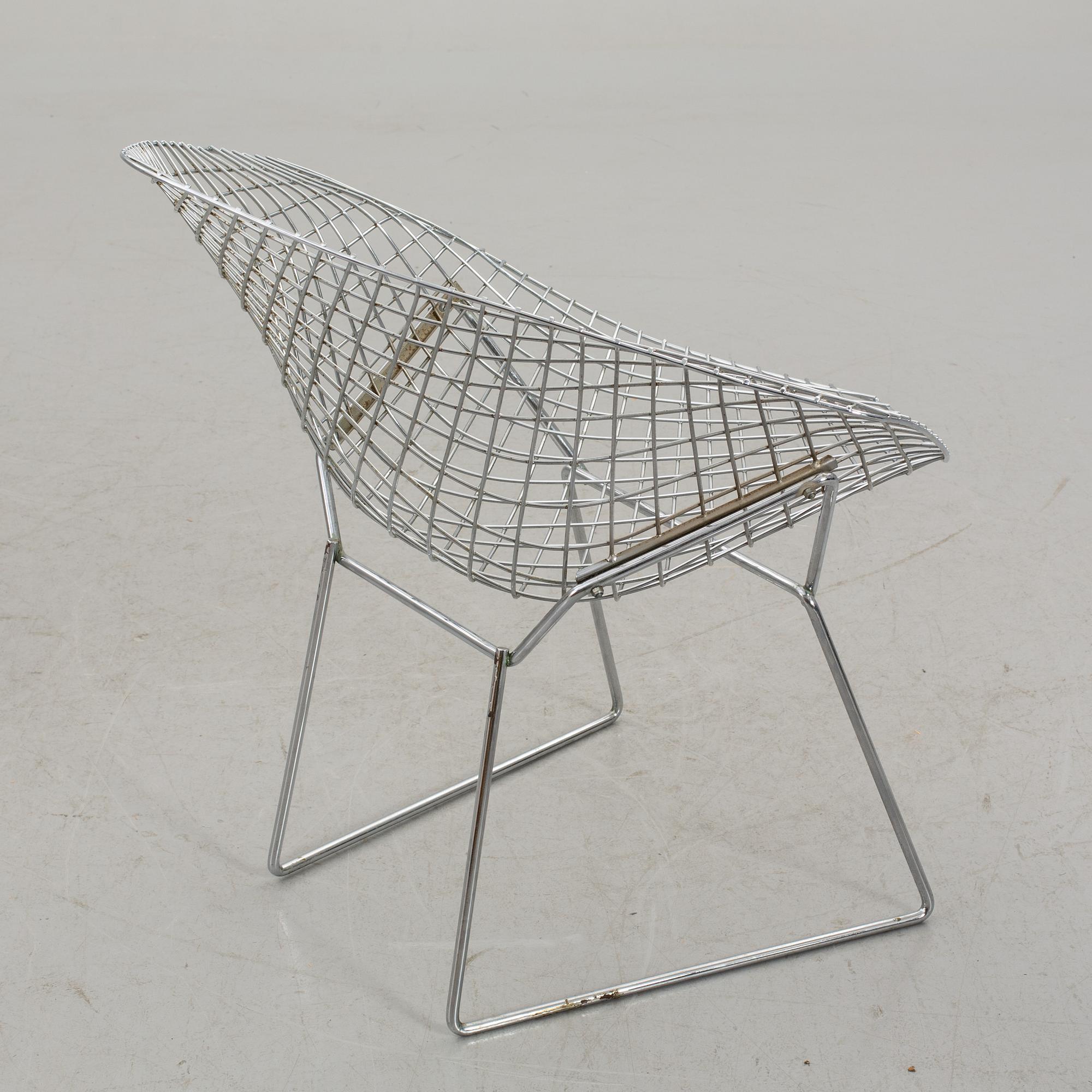 A HARRY BERTOIA "DIAMOND CHAIR".