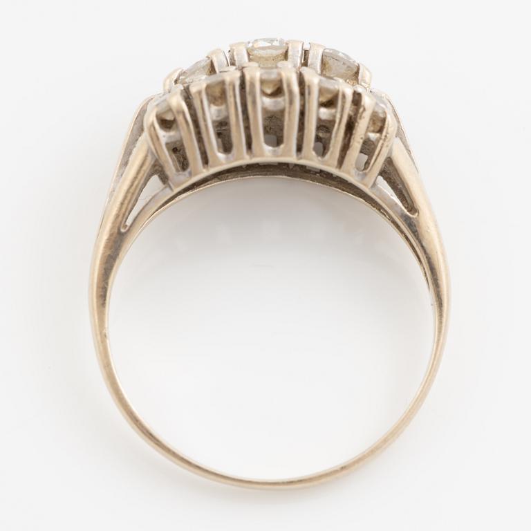 Ring, 18K white gold set with brilliant-cut diamonds.