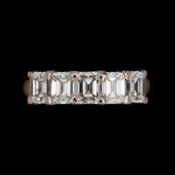 An emerald cut diamond ring, tot. app. 2.50 cts.