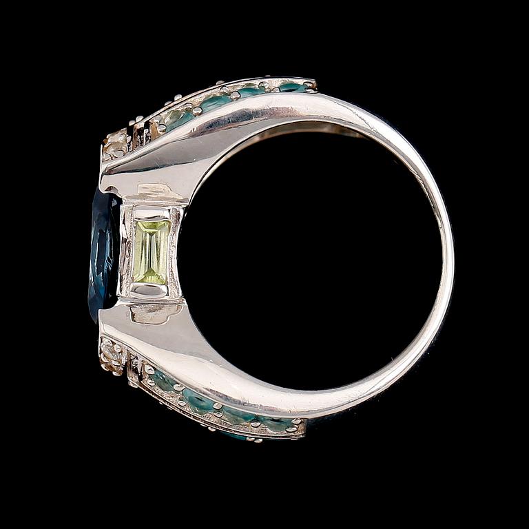 RING, sterlingsilver blå topas ca 3.17 ct, gröna peridoter, vita topaser.