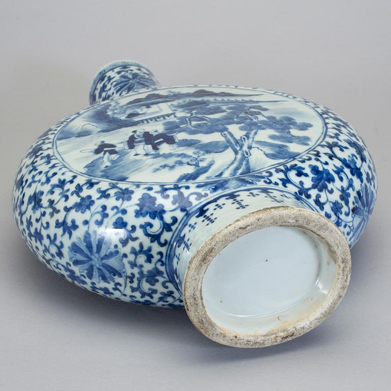 A blue and white moon flask, Qing dynasty, 19th century.