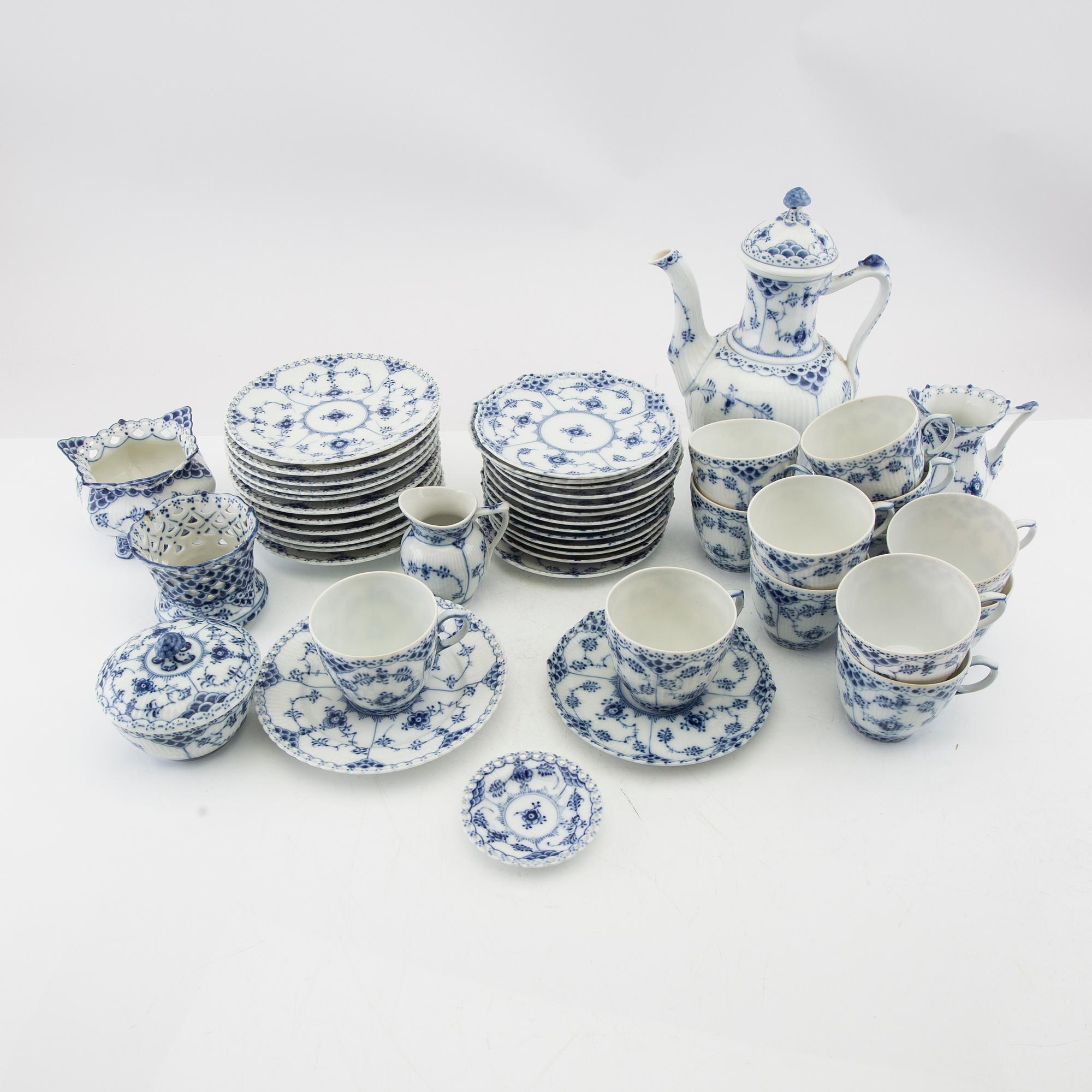 Service 52 pcs Musselmalet Royal Copenhagen Denmark porcelain.