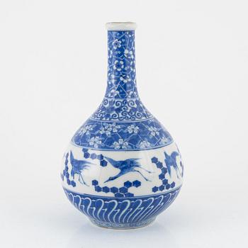 A blue and white Japanese vase, Meiji period (1868-1912).
