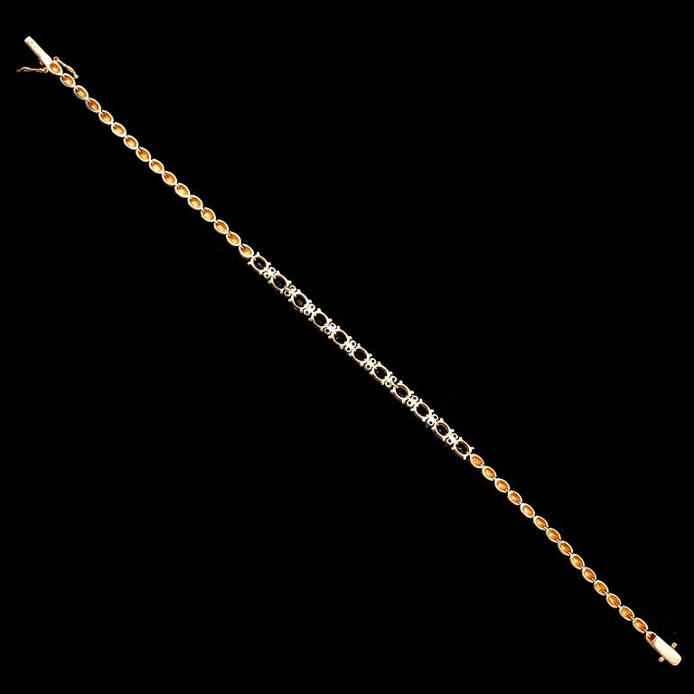 ARMBAND, 18 k guld, med briljanter och blå stenar. Tot vikt ca 9 g.