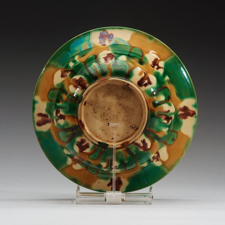 An egg and spinach bowl, Qing dynasty.