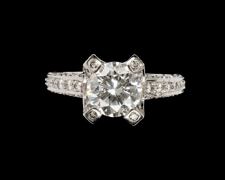 RING, brilliant cut diamond, 2.01 cts, set with brilliant cut diamonds, tot. 1.04 cts.
