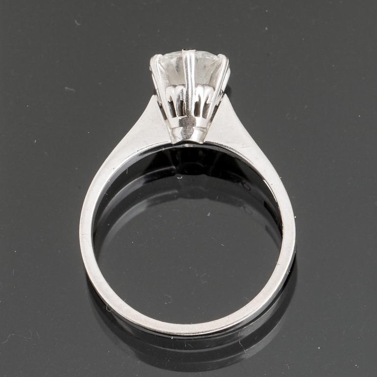 RING, 18 k vitguld med briljantslipad diamant ca 1.30 ct. Uppsala, 1975. Vikt ca 2 gram.