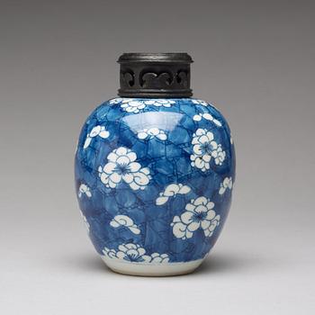 A blue and white jar, Qing dynasty, Kangxi (1662-1722).