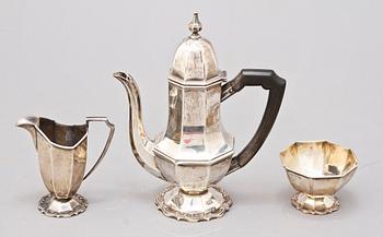 KAFFESERVIS, 3 delar, silver, Horace Woodward, England, 1800-talets andra hälft. Vikt 492 g.