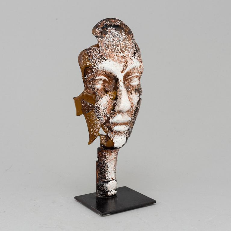 A signed glass sculpture by Bhörj Ekegren.